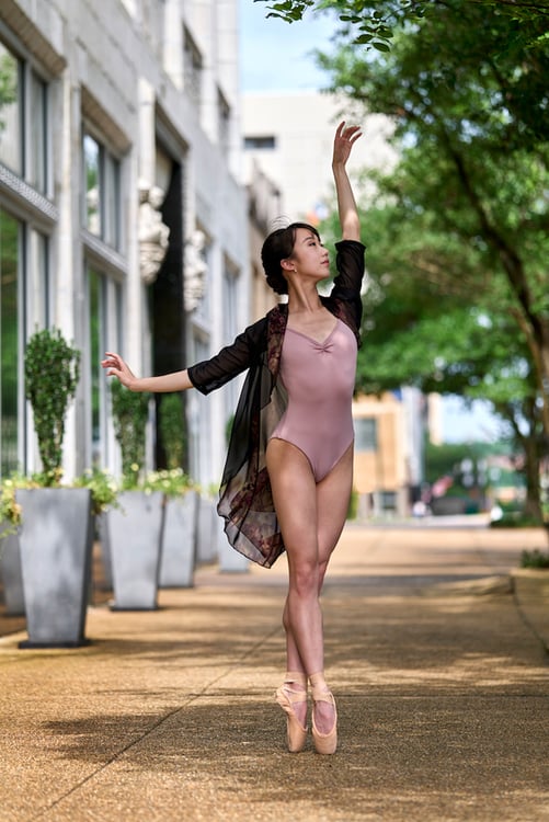 Portrait of graceful dancer in pale pink leotard on pointe, by Tuscaloosa, Alabama-based music/performing arts photographer Michael J. Moore