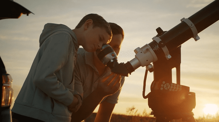 Gif by Arturo Olmos of a family looking through a telescope.