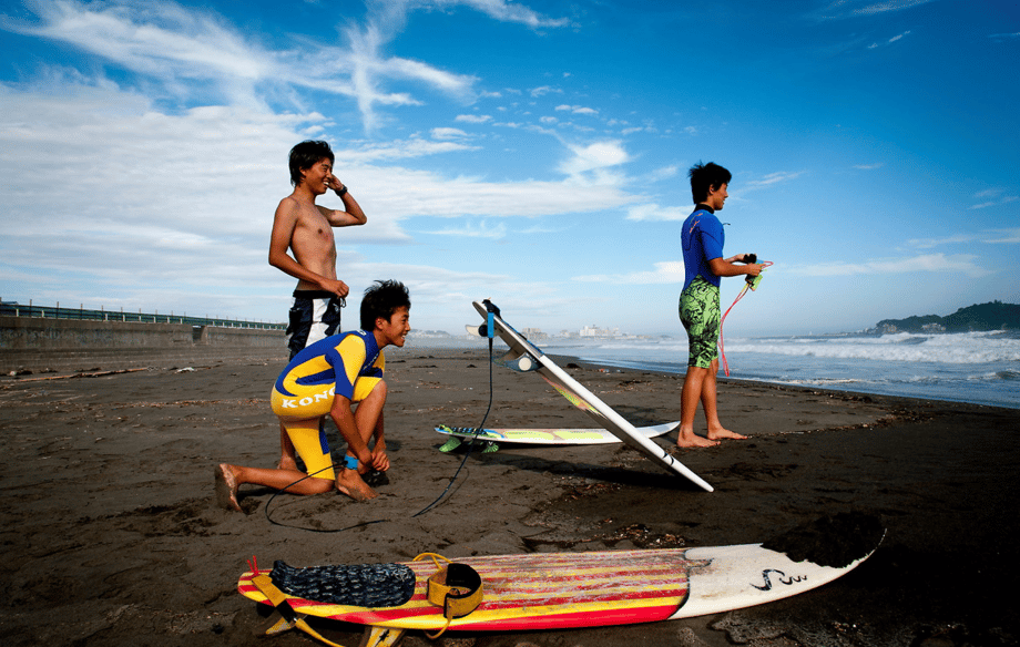 Ben Weller photographs three young surfers getting ready for a day on the water for Hana Hou!