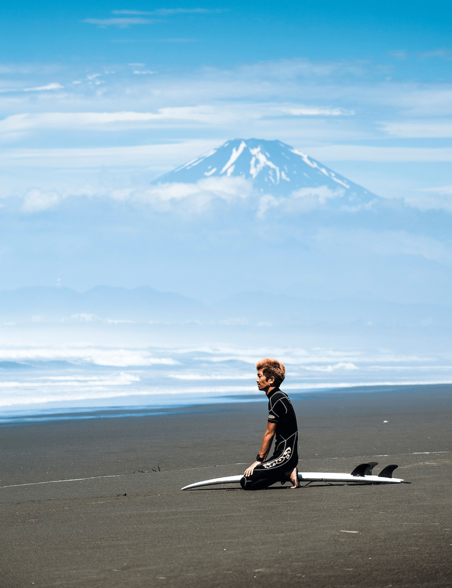 Ben Weller shows what it's like to surf with Mt. Fuji in the background for Hana Hou!