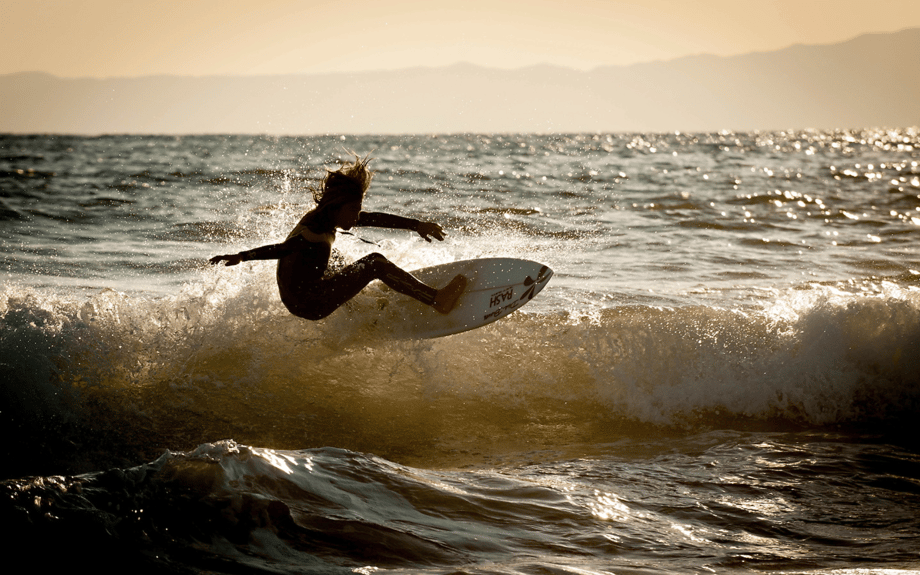 Ben Weller shoots a surfer riding a wave for Hana Hou!
