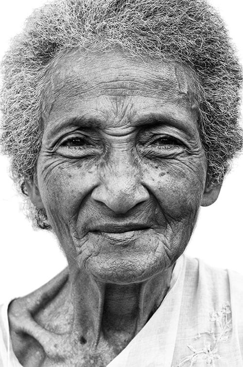 Black and white close-up portrait of an older person with gray hair by Francesco Ridolfi.