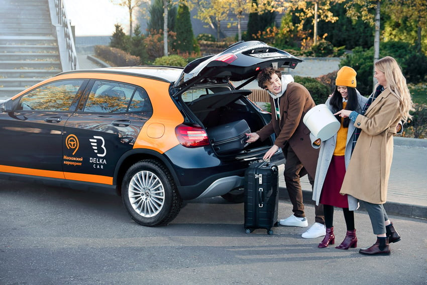 Stanislav Solntsev's photo of a yellow and black Mercedes Belka car-sharing vehicle in Moscow