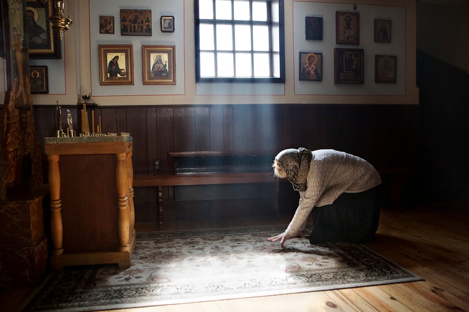 photo by Elena Soboleva of a woman kneeling