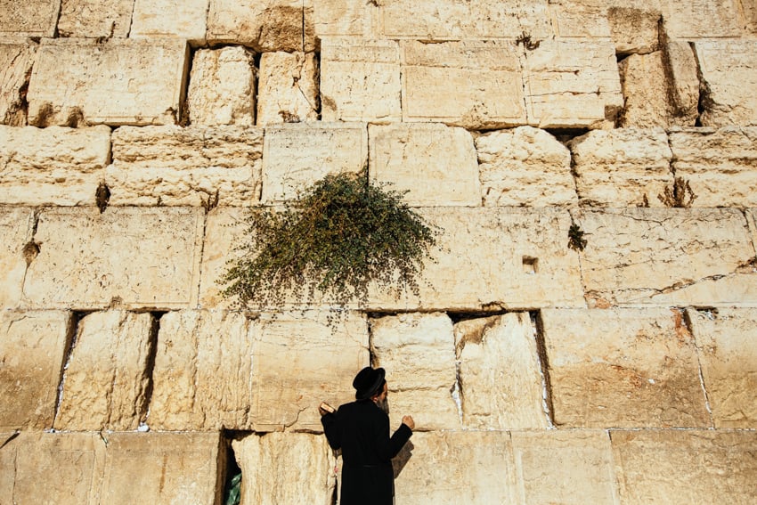 Wall of the Old City in Jerusalem photographed by David Vaaknin for ADAC Reisemagazin
