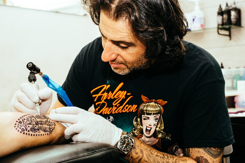 Christian tattoo artist photographed by David Vaaknin for ADAC Reisemagazin