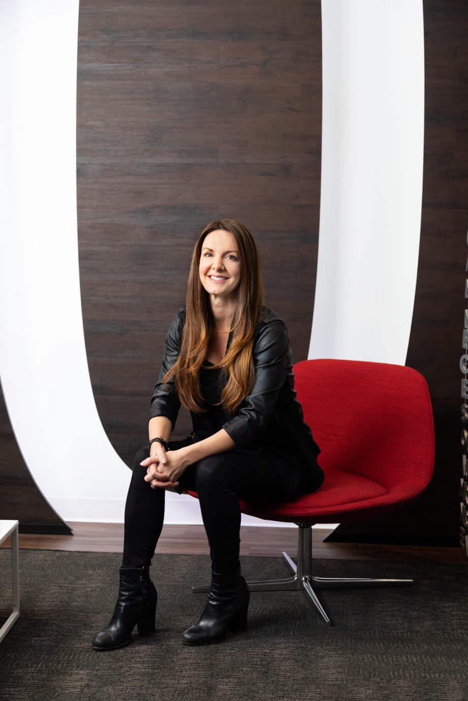 Portrait by Kevin Heagney of Kat Cole, COO of FOCUS Brands for QSR magazine