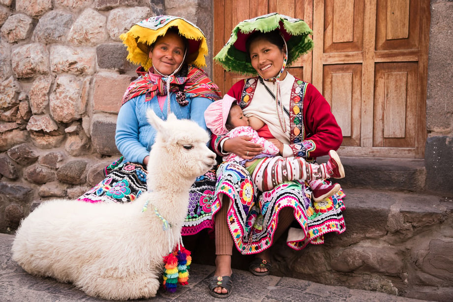 In Peru Tina Boyadjieva photographs two mothers and their lamita in the center of Cuzco for Lansinoh USA
