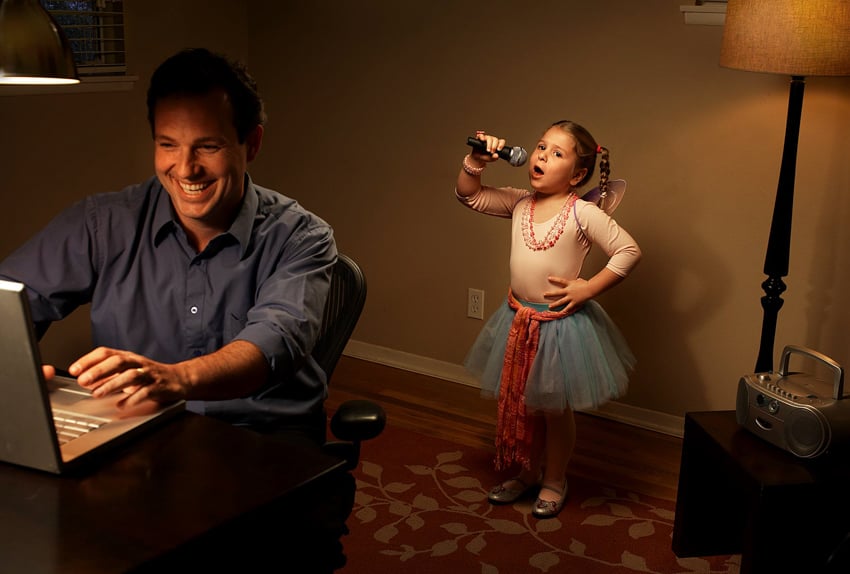 A young girl singing and a dad on his laptop photographed by Harold Lee Miller