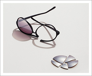 Naoko Kakuta's still-life image of sunglasses beside their broken lens, which was featured in the Web Ad