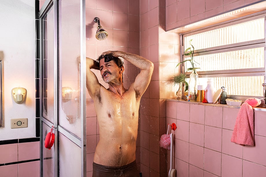 A man sings in his shower while listening to music. Photographed by Claus Lehmann for Spotify Brazil. 