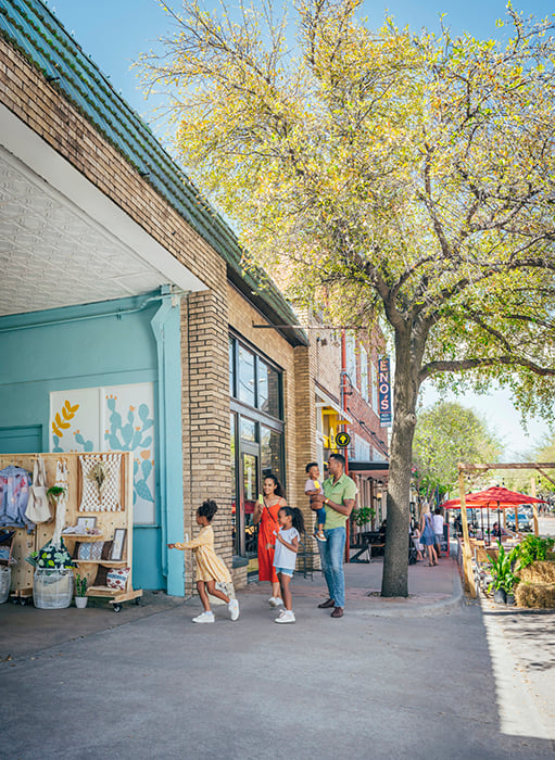 A family visits the Bishop Arts District. Photography by Inti St. Clair for Visit Dallas. 