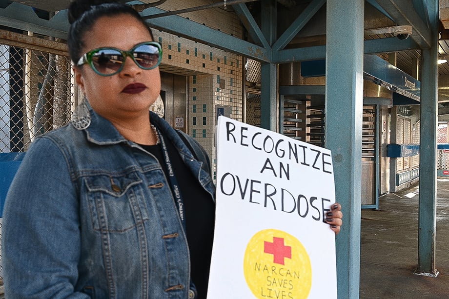 Roz stands teaches people how to recognize an overdose and administer Narcan on the "El". Photo by Joe Quint.
