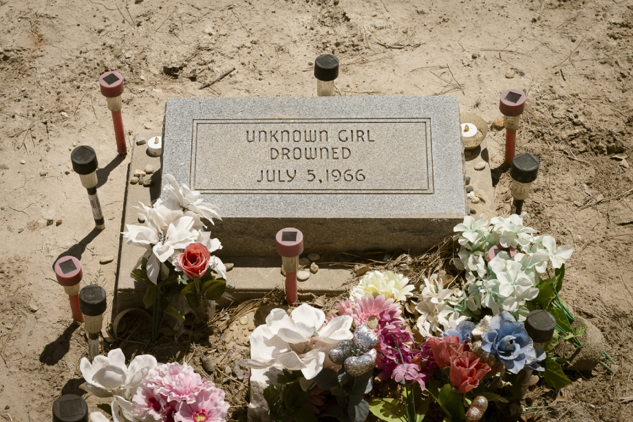 Grave of Pecos Jane marked "Unknown Girl, Drowned July 5, 1966" shot by John Davidson for Texas Monthly