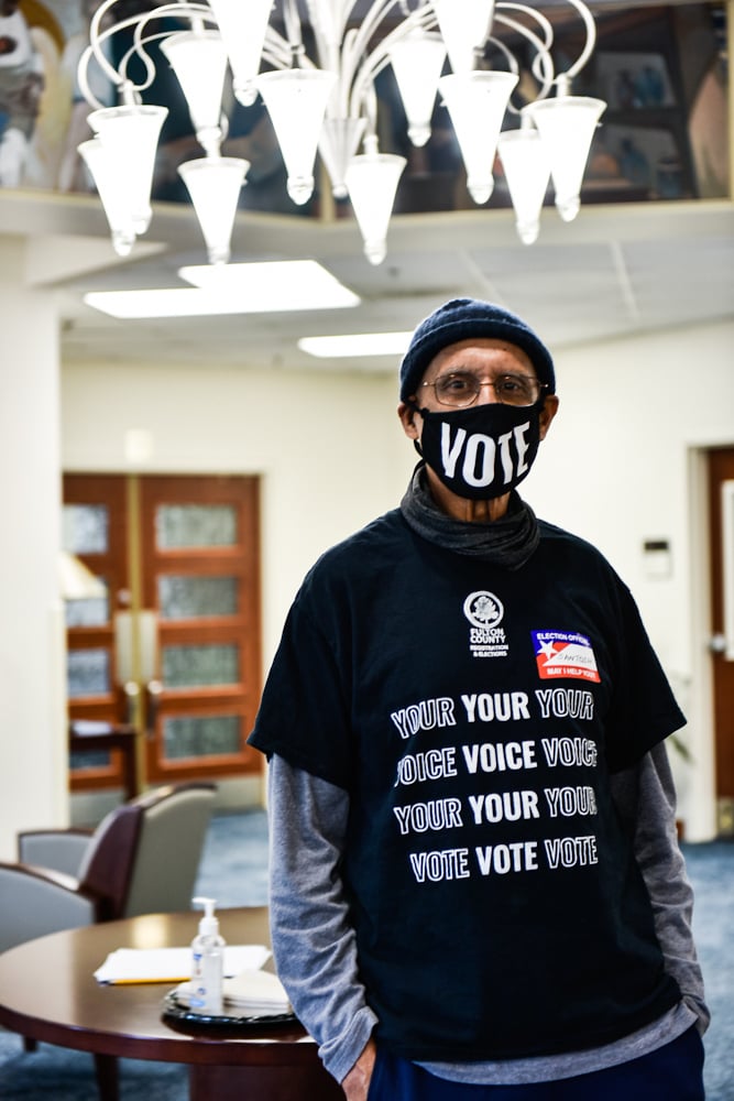  man in a VOTE mask at the Georgia run off election for AFP image by Virginie Kippelen 