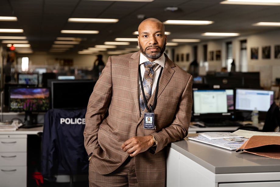 Homicide Detective Mike Washington in homicide department shot by Sara Stathas for the LA Times