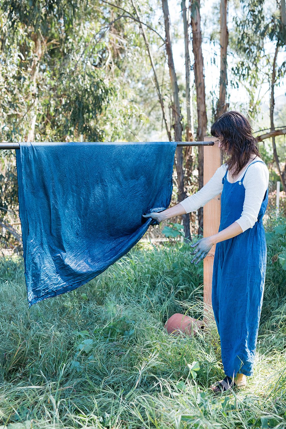 Woman dyes cloth blue with natural materials shot by Mikaela Hamilton for the Women's Heritage Sourcebook.