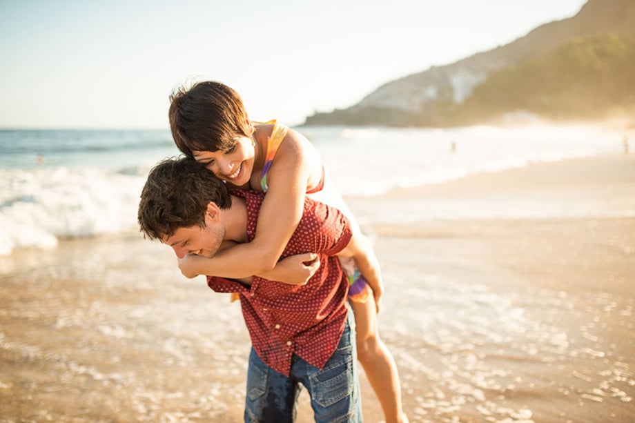 Beach couple by London lifestyle photographer Ben Pipe