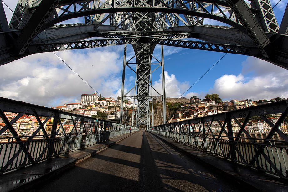Cristina Candel photographs the bridge in the sun for El Mundo