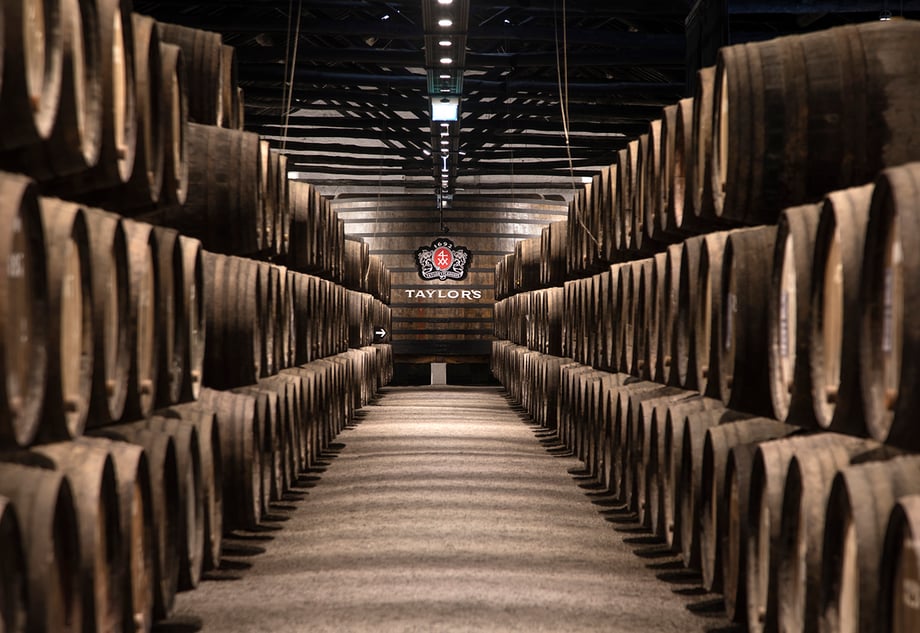 Cristina Candel photographs rows of wine barrels for El Mundo