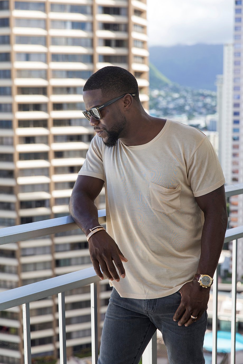 photo of kevin hart at the ilikai hotel in hawaii shot by marco garcia for the nyt