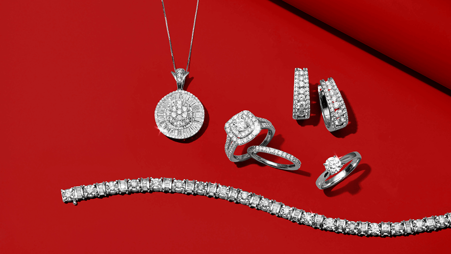 GIF of sparkling silver jewelry taken by New York-based product photographer Paul Sirisalee. 
