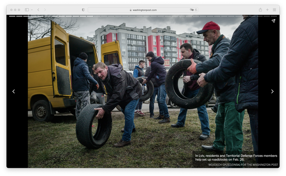 Washington Post tearsheet shows residents and territorial defense force members setting up roadblocks, Image photographed by member photographer Wojciech Grzędziński.