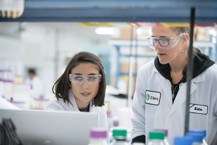 Photo of two Edeniq scientist in a lab.
