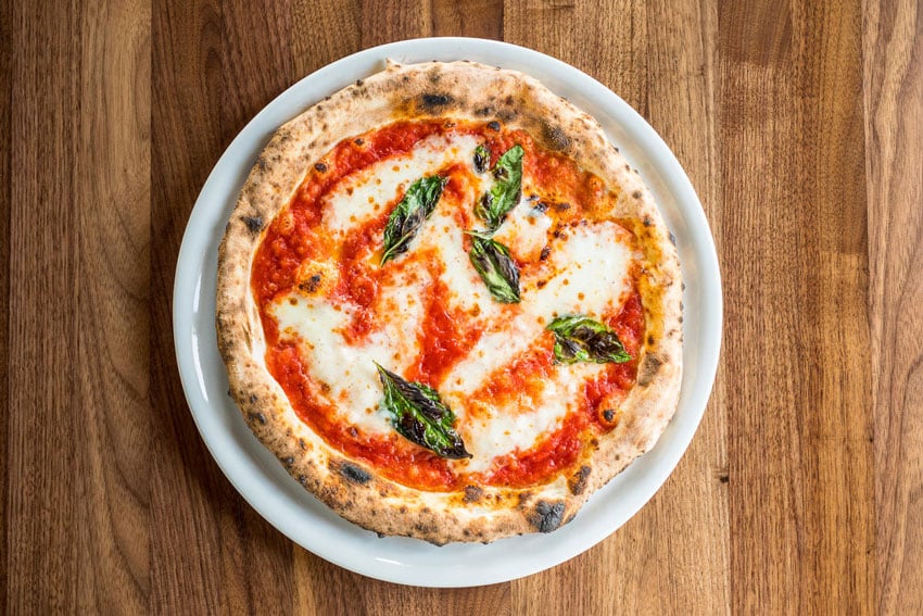 Delicious mozzarella and tomato pizza, photo Alan Gastelum.