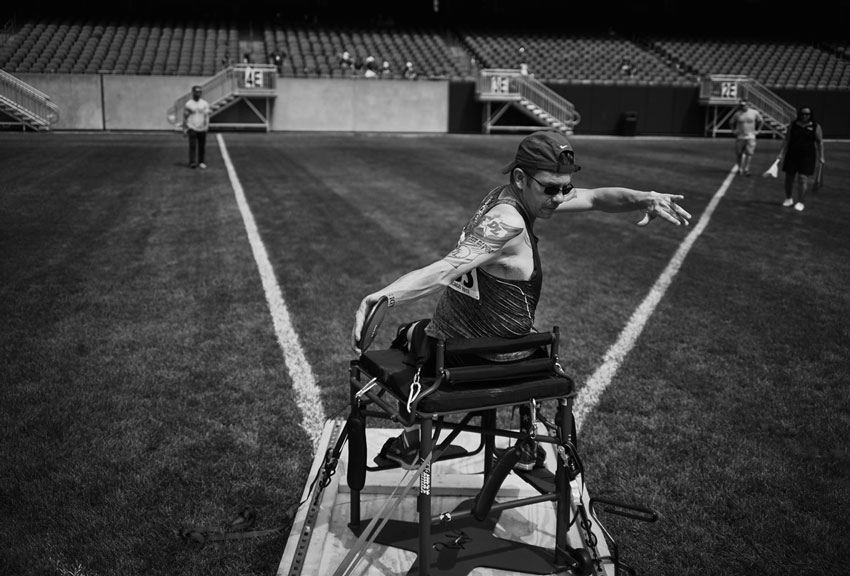 A man throwing a discus at the Warrior Games, photo by Darren Hauck.