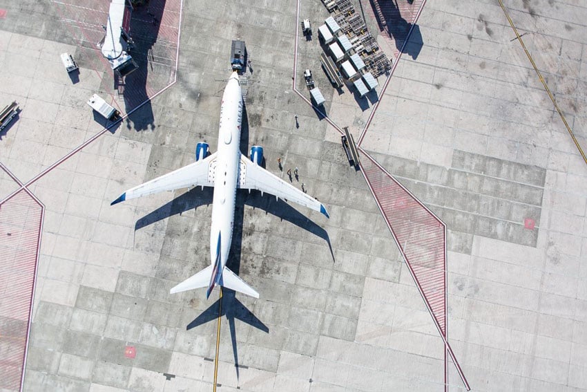 Aerial image of a plane at the airport, photo by Roberto Muñoz.