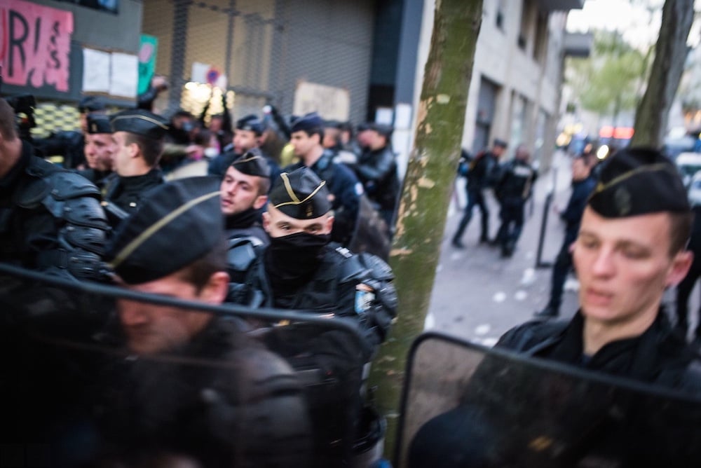 French police engaging student protestors on sidewalk, by Buenos Aires-based breaking news photographer Analía Cid.