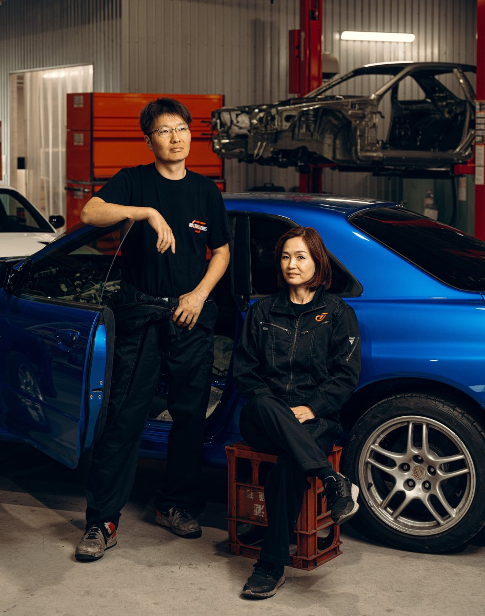 Photo by William Crooks of two professionals in front of a blue GT-R.