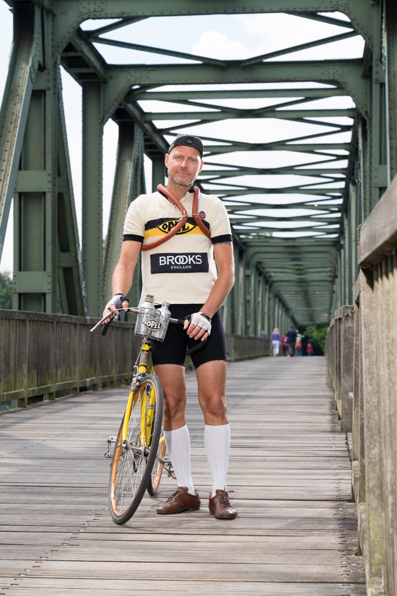 Carsten Behler's photo for BIKE BILD of Carsten with his yellow bike while standing on a pedestrian bridge 