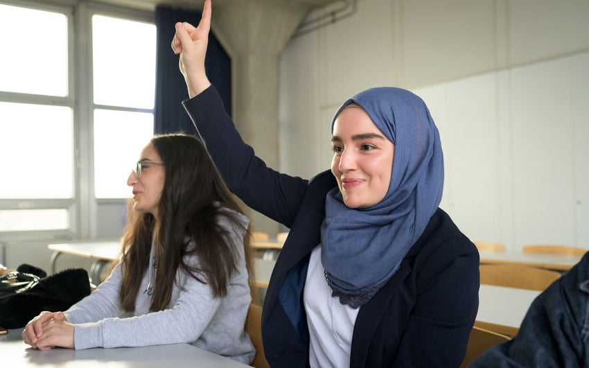 Anne Ackerman captures a young Muslim woman, a student in class, for PERSPEKTIVEN 