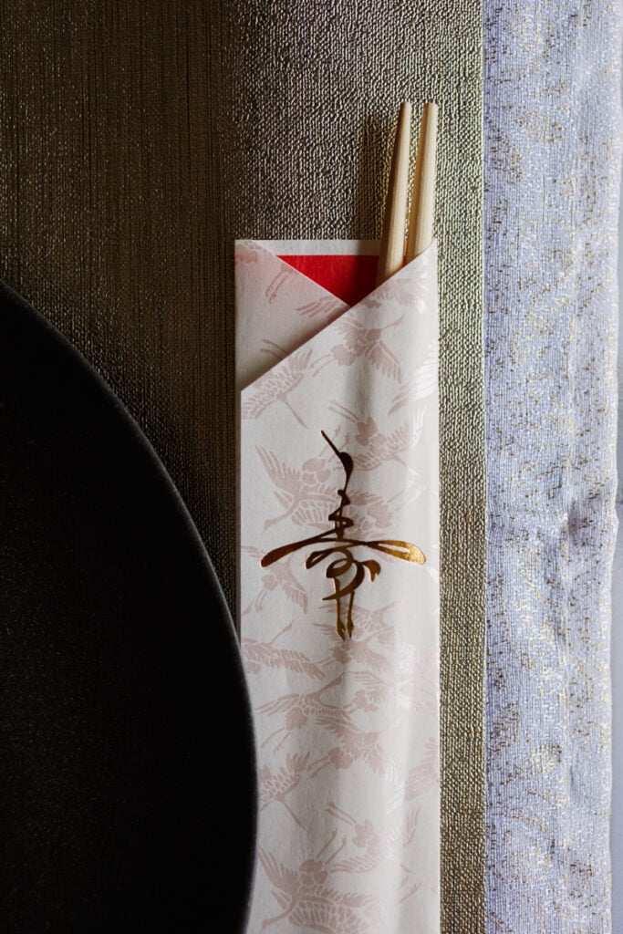 A photo of chopsticks next to a plate by Michael Abril